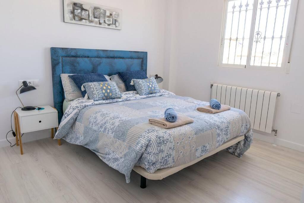Casa Lilly-Rose: Villa Near Villamartin Plaza & Golf Exterior photo