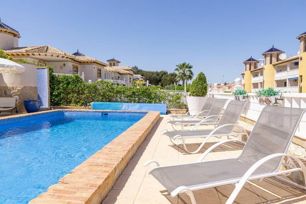 Casa Lilly-Rose: Villa Near Villamartin Plaza & Golf Exterior photo