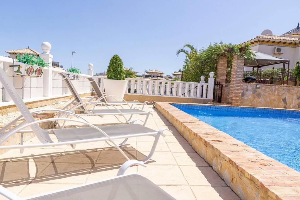 Casa Lilly-Rose: Villa Near Villamartin Plaza & Golf Exterior photo